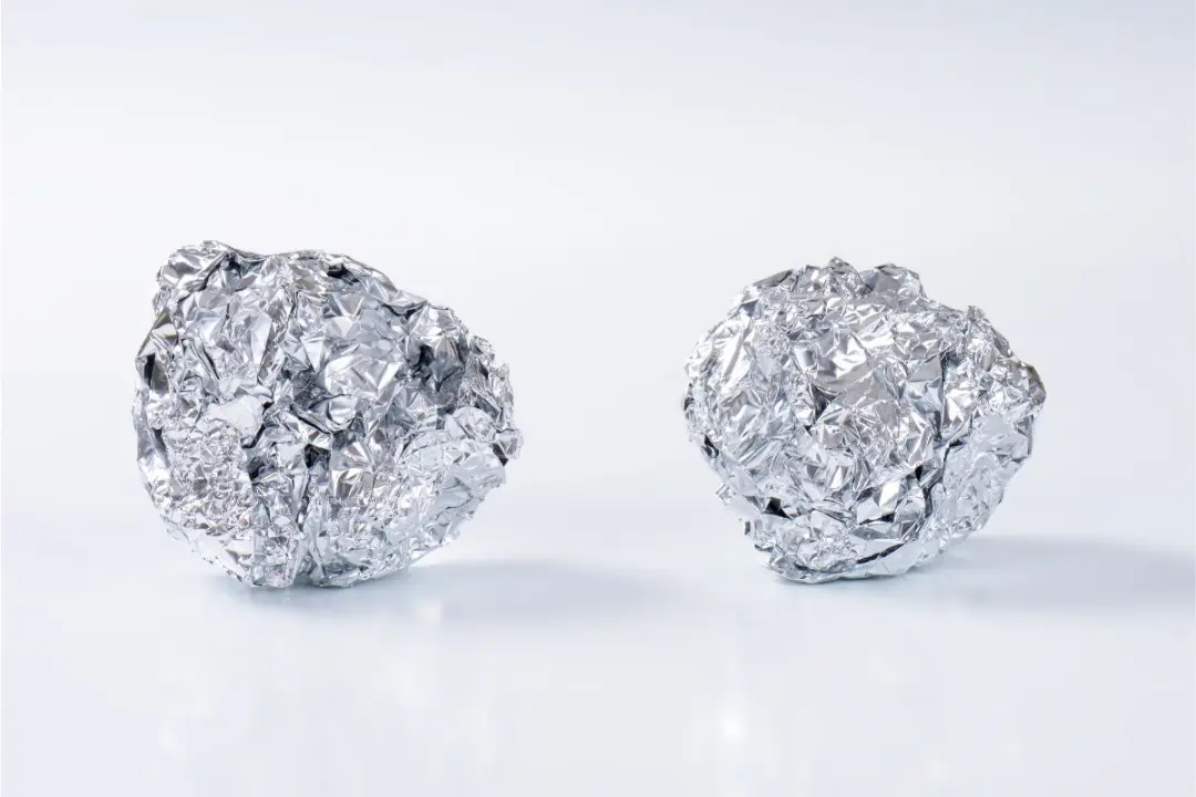 Boule de papier aluminium dans son lave-vaisselle