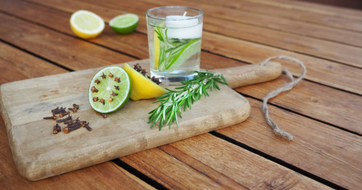 Des clous de girofle dans un citron