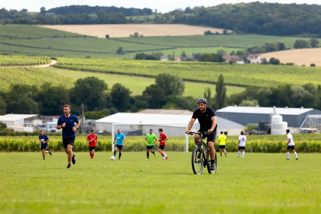 Coureurs et cyclistes durant un match de foot dans un paysage de Bourgogne régional