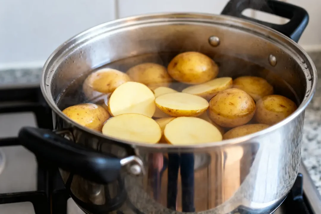 Pommes de terre en cocotte-minute en cours de cuisson pour préparation rapide