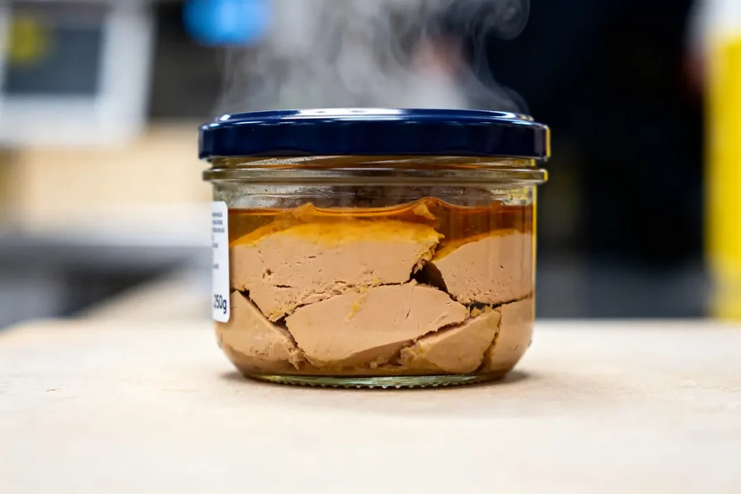 Pot de foie gras stérilisé avec vapeur illustrant temps de stérilisation du foie gras