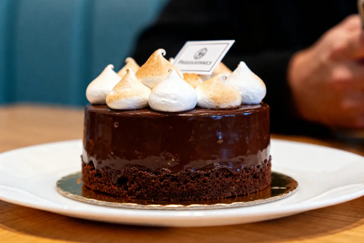 Gâteau au chocolat avec meringues, style tête-de-nègre, sur assiette blanche en gros plan